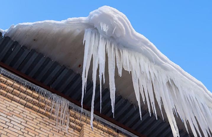 Білоцерківців попереджають про падіння бурульок та снігу з дахів