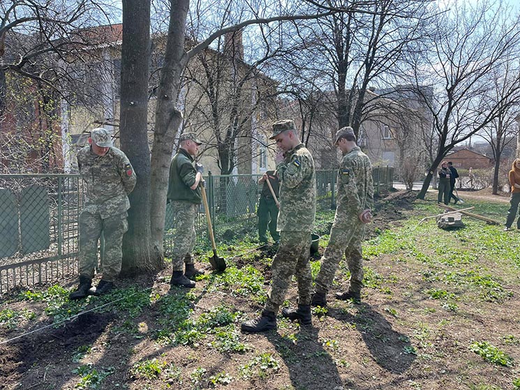 У Білій Церкві в парку Слави військові висадили 18-річні червоні дуби